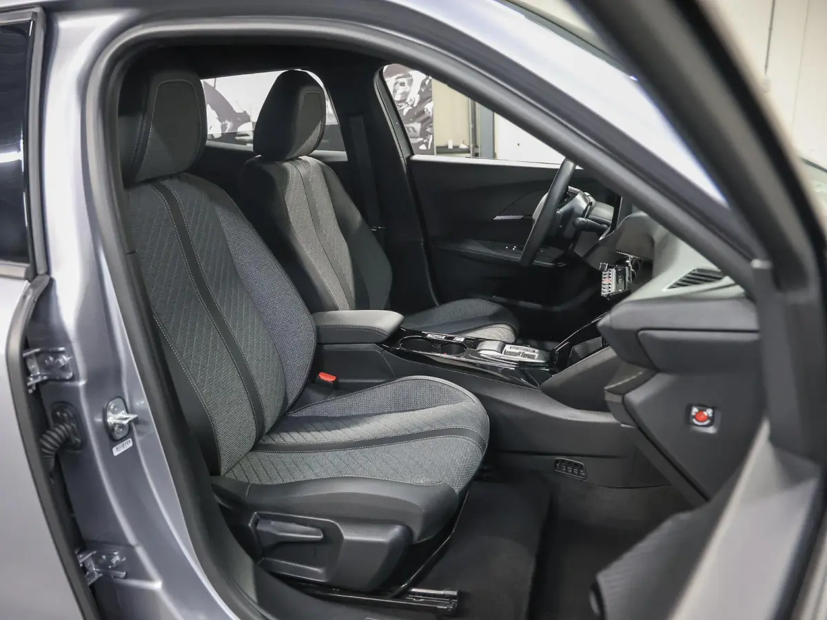 Allure 50kWh | Accu 100%| Navigatie | 1ste eigenaar | AppleCarplay/Android Auto | Armsteun | 17"LMV | AUTOMAAT | Keyless | Cruise Control | Climate Control | FULL LED | Isofix | Parkeersenso