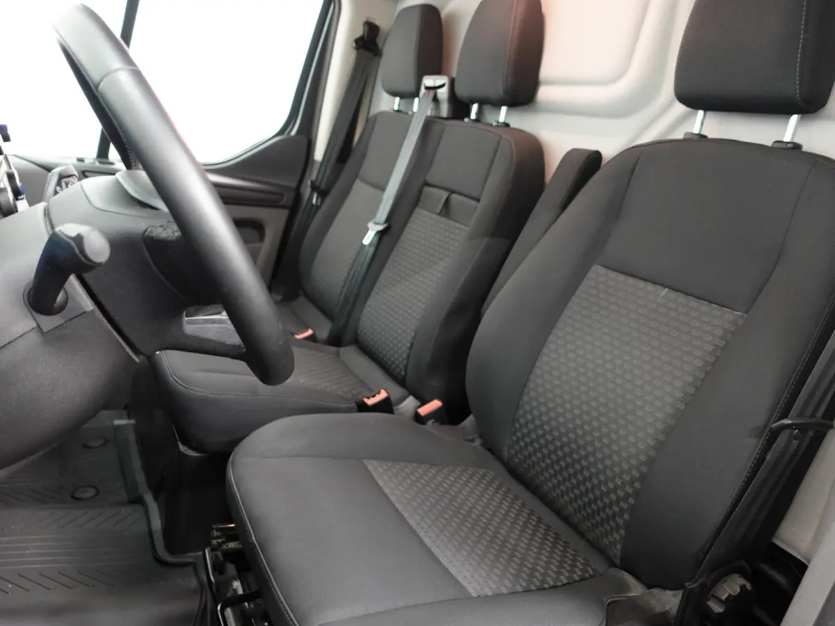 300 2.0 TDCI L2H1 Dubbele Cabine Trend Automaat Airco Navi Cruise Parkeersensoren Camera Trekhaak Carplay