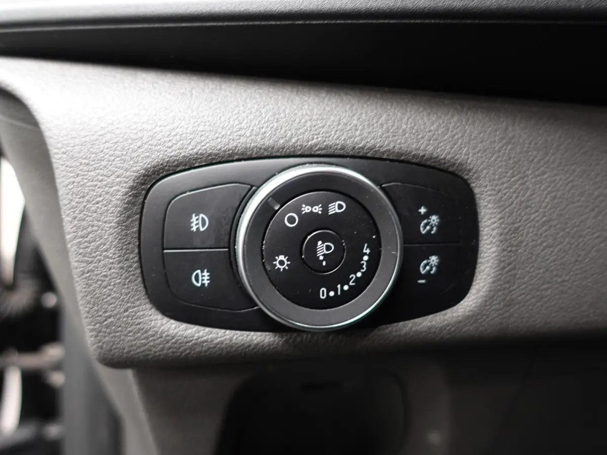 300 2.0 TDCI L2H1 Dubbele Cabine Trend Automaat Airco Navi Cruise Parkeersensoren Camera Trekhaak Carplay