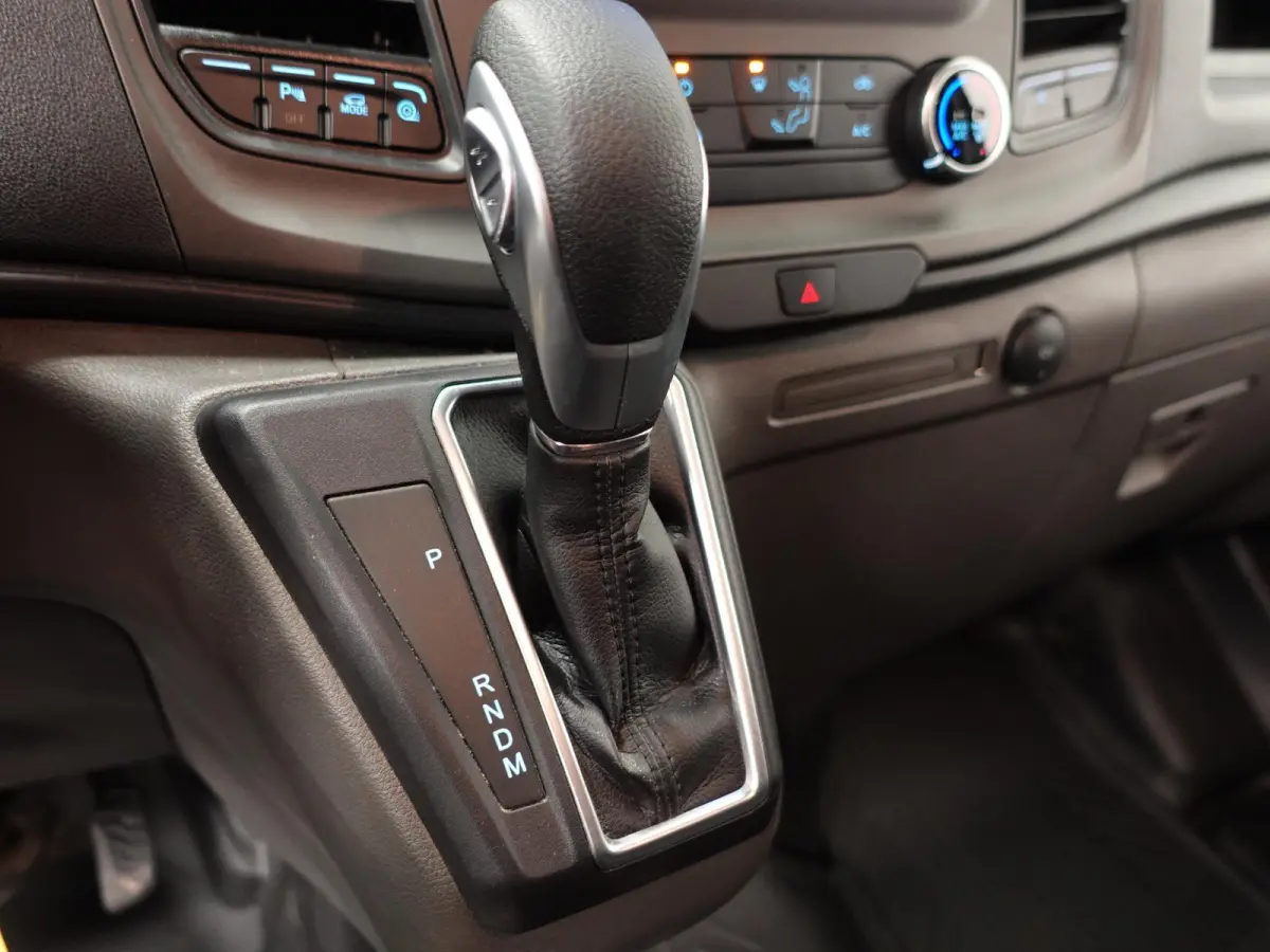 300 2.0 TDCI L2H1 Dubbele Cabine Trend Automaat Airco Navi Cruise Parkeersensoren Camera Trekhaak Carplay