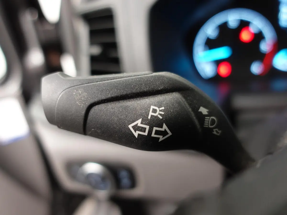 300 2.0 TDCI L2H1 Dubbele Cabine Trend Automaat Airco Navi Cruise Parkeersensoren Camera Trekhaak Carplay