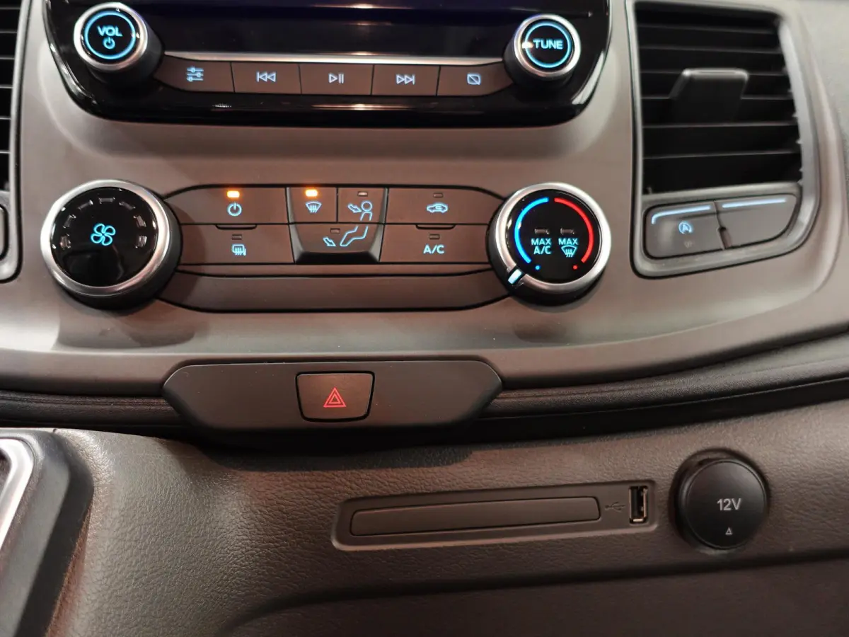 300 2.0 TDCI L2H1 Dubbele Cabine Trend Automaat Airco Navi Cruise Parkeersensoren Camera Trekhaak Carplay