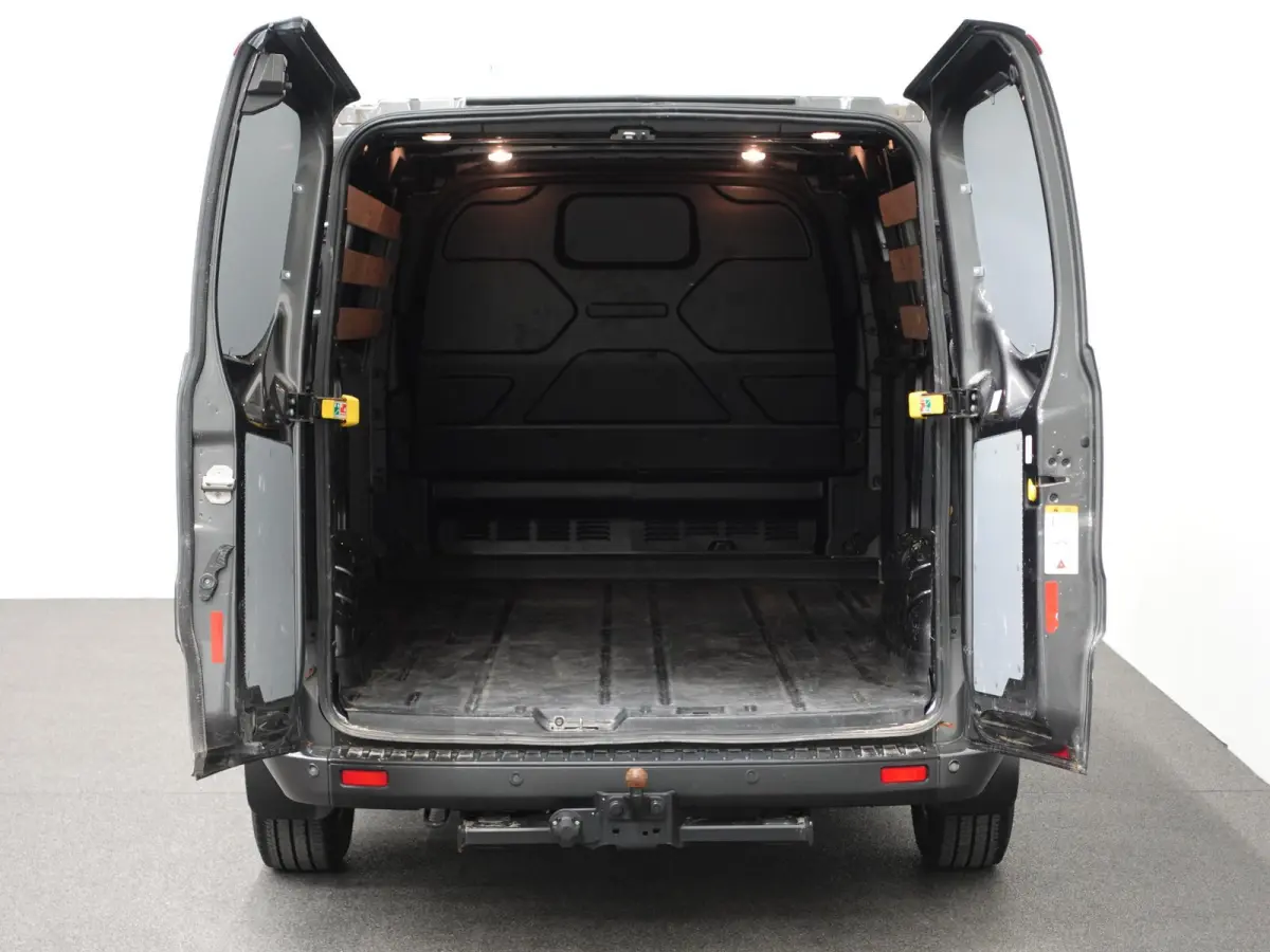 300 2.0 TDCI L2H1 Dubbele Cabine Trend Automaat Airco Navi Cruise Parkeersensoren Camera Trekhaak Carplay