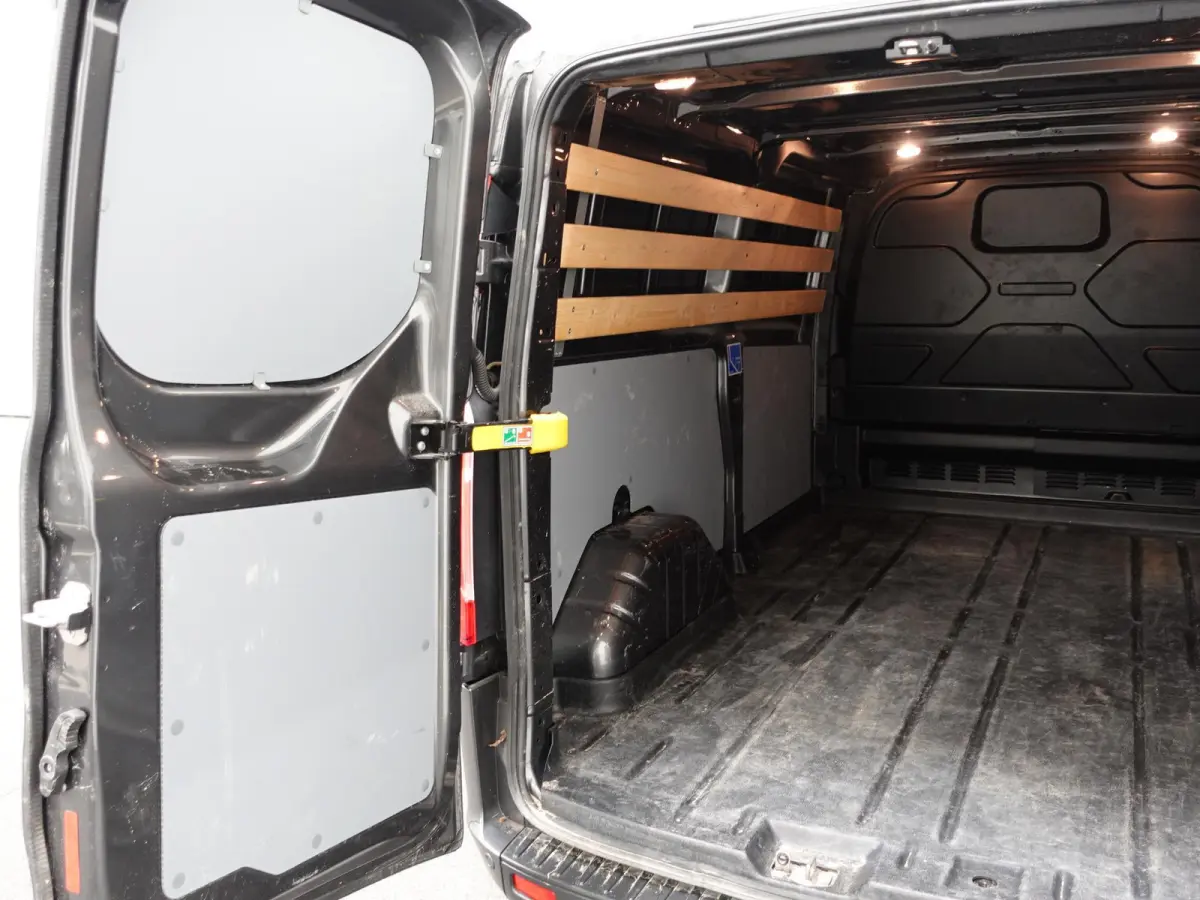300 2.0 TDCI L2H1 Dubbele Cabine Trend Automaat Airco Navi Cruise Parkeersensoren Camera Trekhaak Carplay