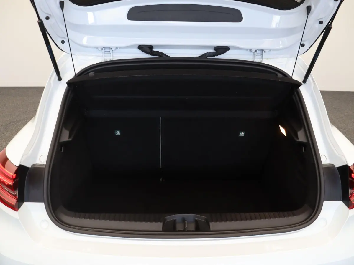 E-Tech Hybrid 140pk Initiale Paris | Stoel- en stuurwielverwarming | Lederen bekleding | Achteruitrijcamera | Apple Carplay / Android Auto |