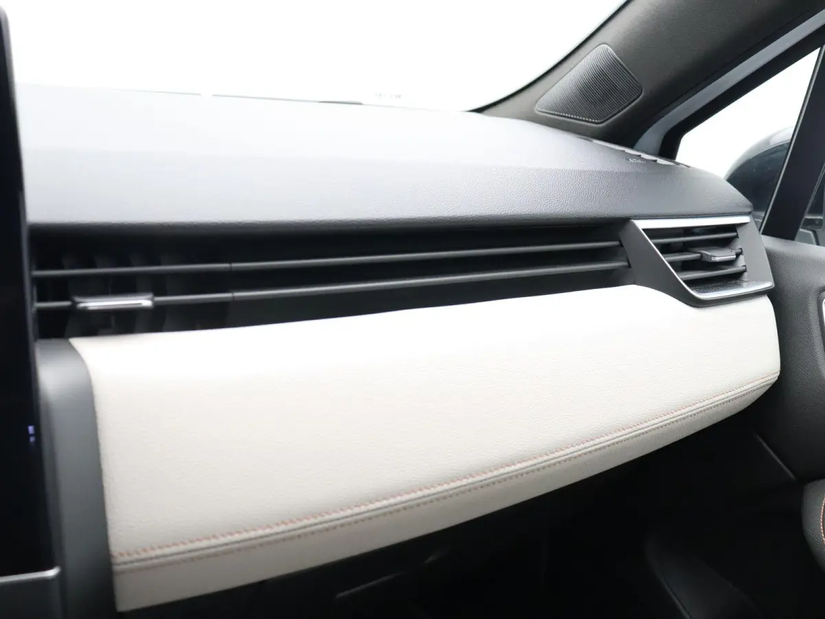 E-Tech Hybrid 140pk Initiale Paris | Stoel- en stuurwielverwarming | Lederen bekleding | Achteruitrijcamera | Apple Carplay / Android Auto |