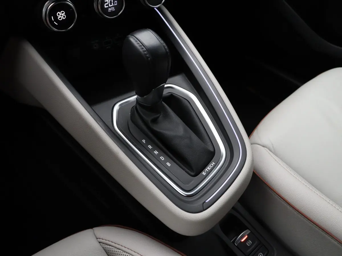 E-Tech Hybrid 140pk Initiale Paris | Stoel- en stuurwielverwarming | Lederen bekleding | Achteruitrijcamera | Apple Carplay / Android Auto |