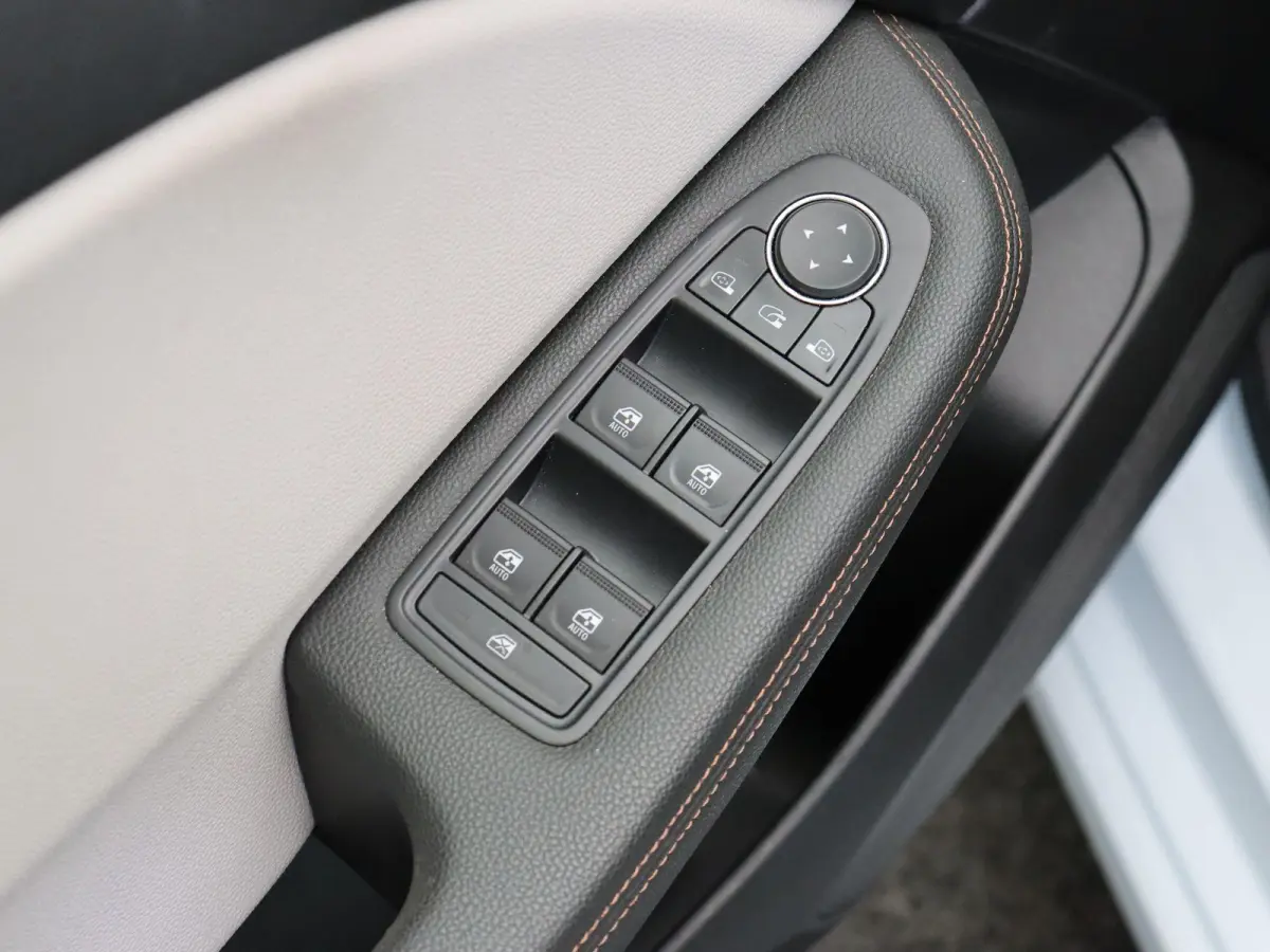 E-Tech Hybrid 140pk Initiale Paris | Stoel- en stuurwielverwarming | Lederen bekleding | Achteruitrijcamera | Apple Carplay / Android Auto |