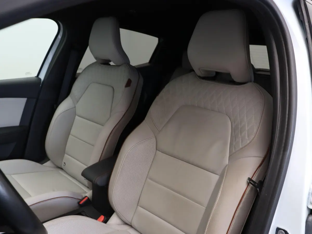 E-Tech Hybrid 140pk Initiale Paris | Stoel- en stuurwielverwarming | Lederen bekleding | Achteruitrijcamera | Apple Carplay / Android Auto |