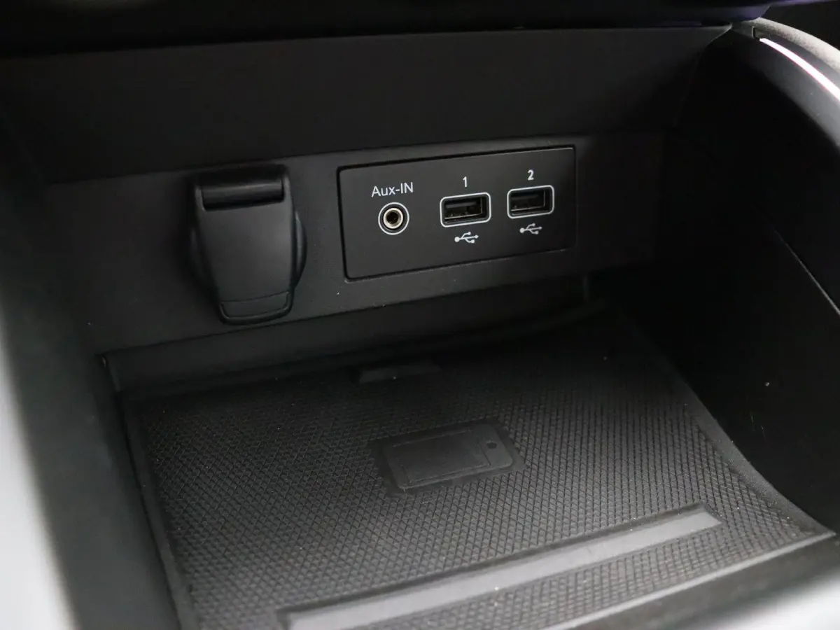 E-Tech Hybrid 140pk Initiale Paris | Stoel- en stuurwielverwarming | Lederen bekleding | Achteruitrijcamera | Apple Carplay / Android Auto |