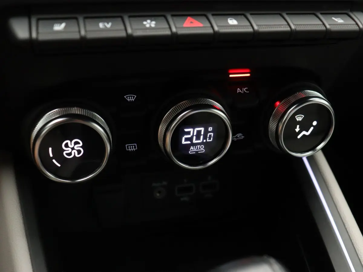 E-Tech Hybrid 140pk Initiale Paris | Stoel- en stuurwielverwarming | Lederen bekleding | Achteruitrijcamera | Apple Carplay / Android Auto |