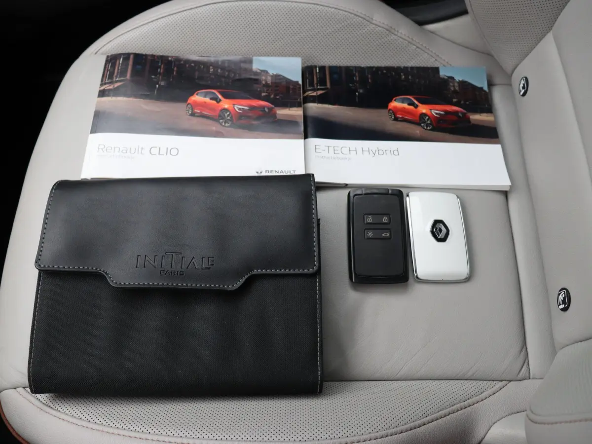 E-Tech Hybrid 140pk Initiale Paris | Stoel- en stuurwielverwarming | Lederen bekleding | Achteruitrijcamera | Apple Carplay / Android Auto |