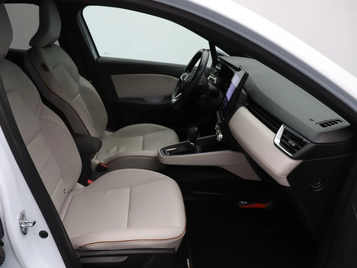 E-Tech Hybrid 140pk Initiale Paris | Stoel- en stuurwielverwarming | Lederen bekleding | Achteruitrijcamera | Apple Carplay / Android Auto |