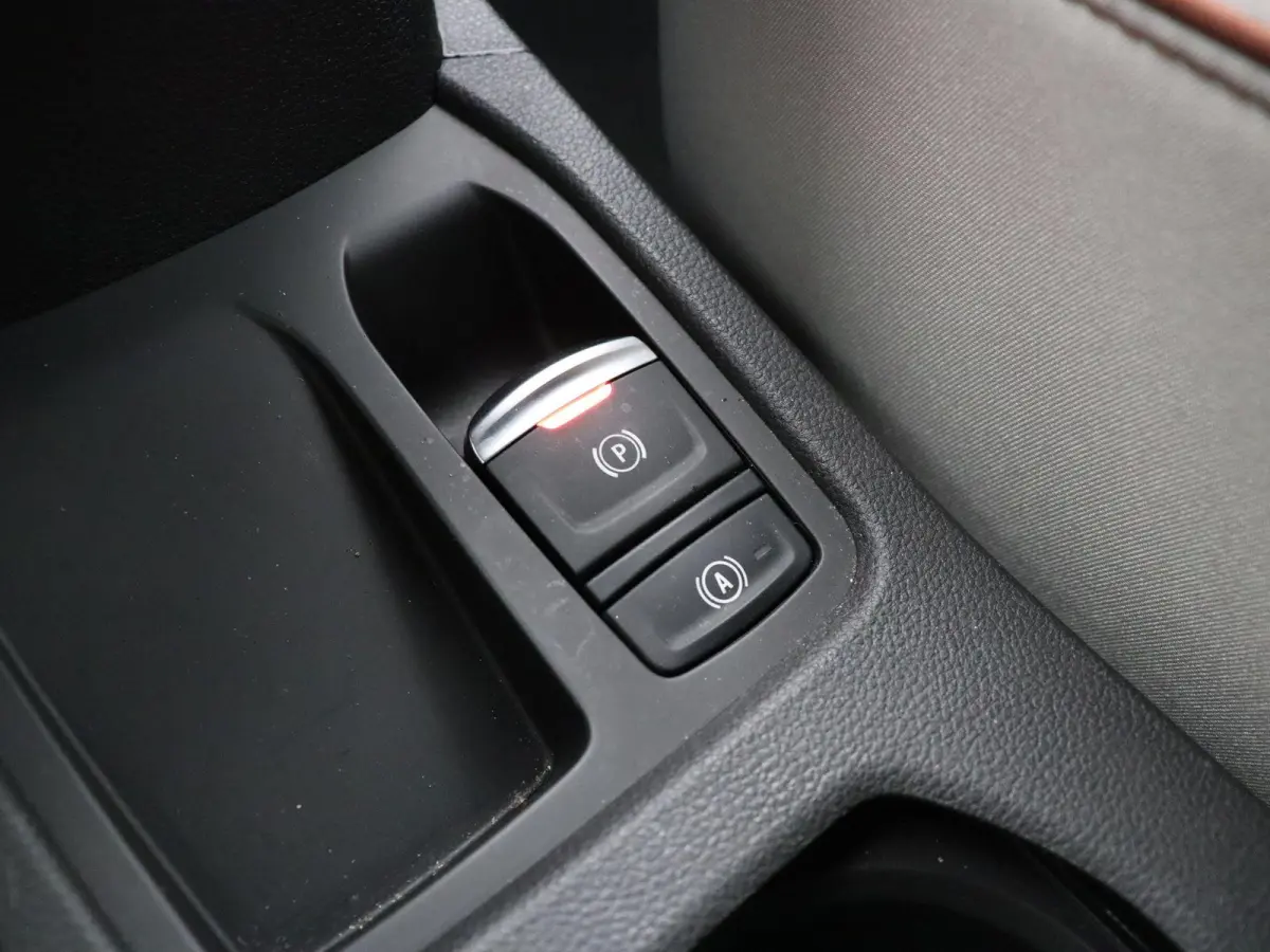 E-Tech Hybrid 140pk Initiale Paris | Stoel- en stuurwielverwarming | Lederen bekleding | Achteruitrijcamera | Apple Carplay / Android Auto |