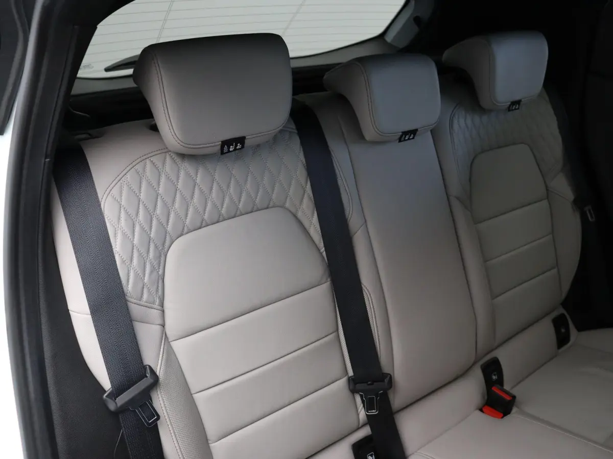 E-Tech Hybrid 140pk Initiale Paris | Stoel- en stuurwielverwarming | Lederen bekleding | Achteruitrijcamera | Apple Carplay / Android Auto |