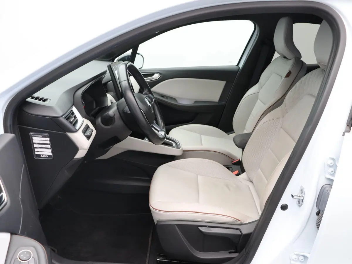 E-Tech Hybrid 140pk Initiale Paris | Stoel- en stuurwielverwarming | Lederen bekleding | Achteruitrijcamera | Apple Carplay / Android Auto |