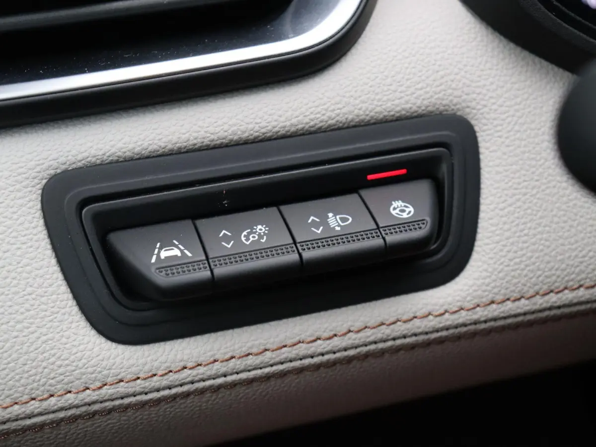 E-Tech Hybrid 140pk Initiale Paris | Stoel- en stuurwielverwarming | Lederen bekleding | Achteruitrijcamera | Apple Carplay / Android Auto |