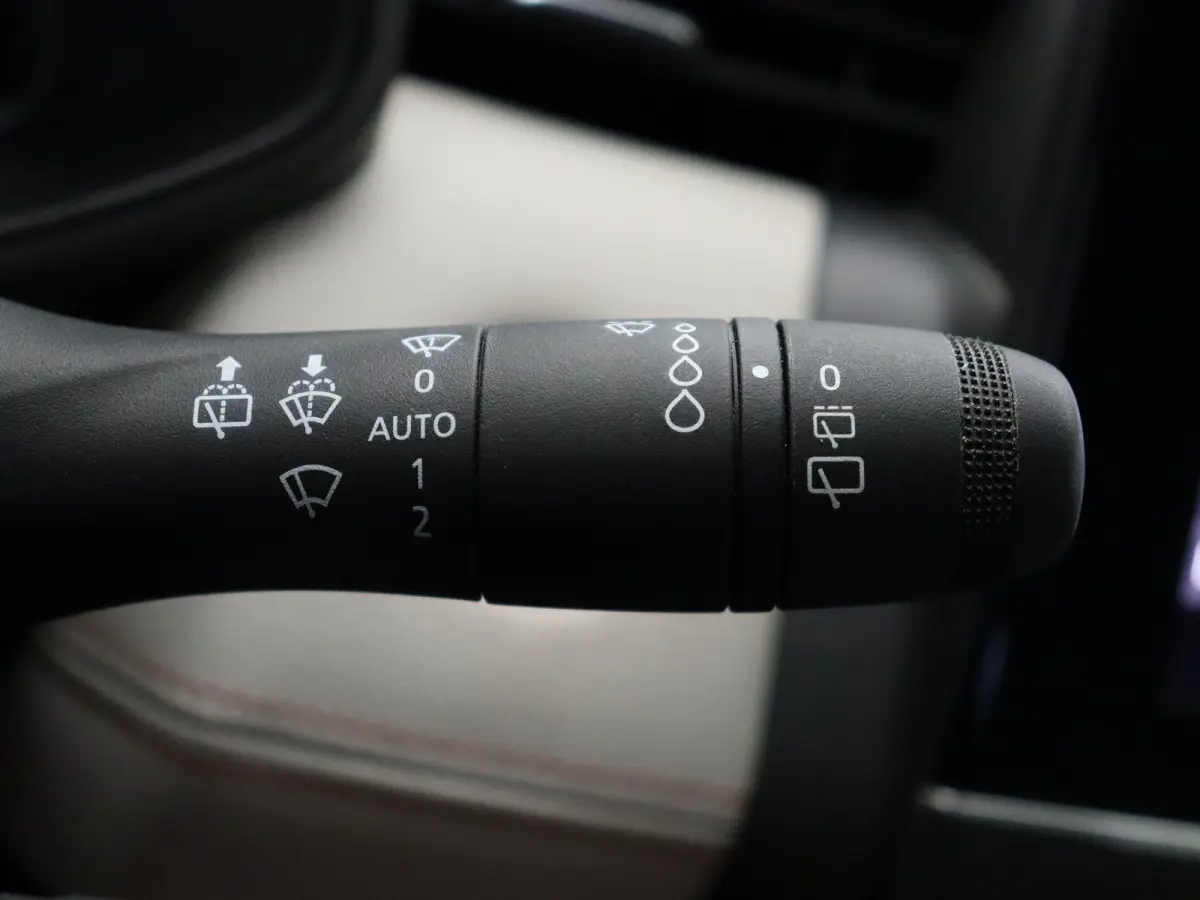 E-Tech Hybrid 140pk Initiale Paris | Stoel- en stuurwielverwarming | Lederen bekleding | Achteruitrijcamera | Apple Carplay / Android Auto |