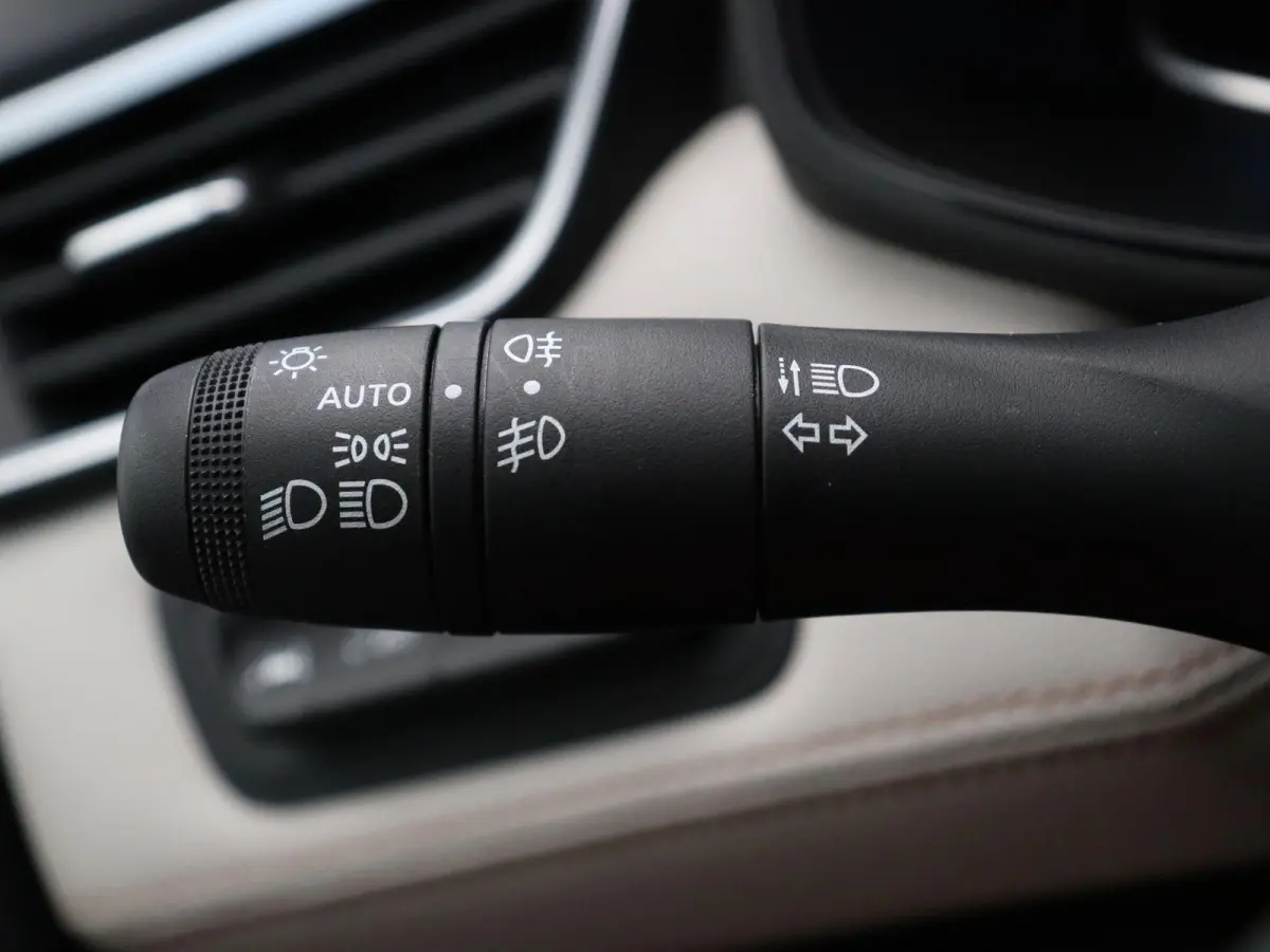 E-Tech Hybrid 140pk Initiale Paris | Stoel- en stuurwielverwarming | Lederen bekleding | Achteruitrijcamera | Apple Carplay / Android Auto |