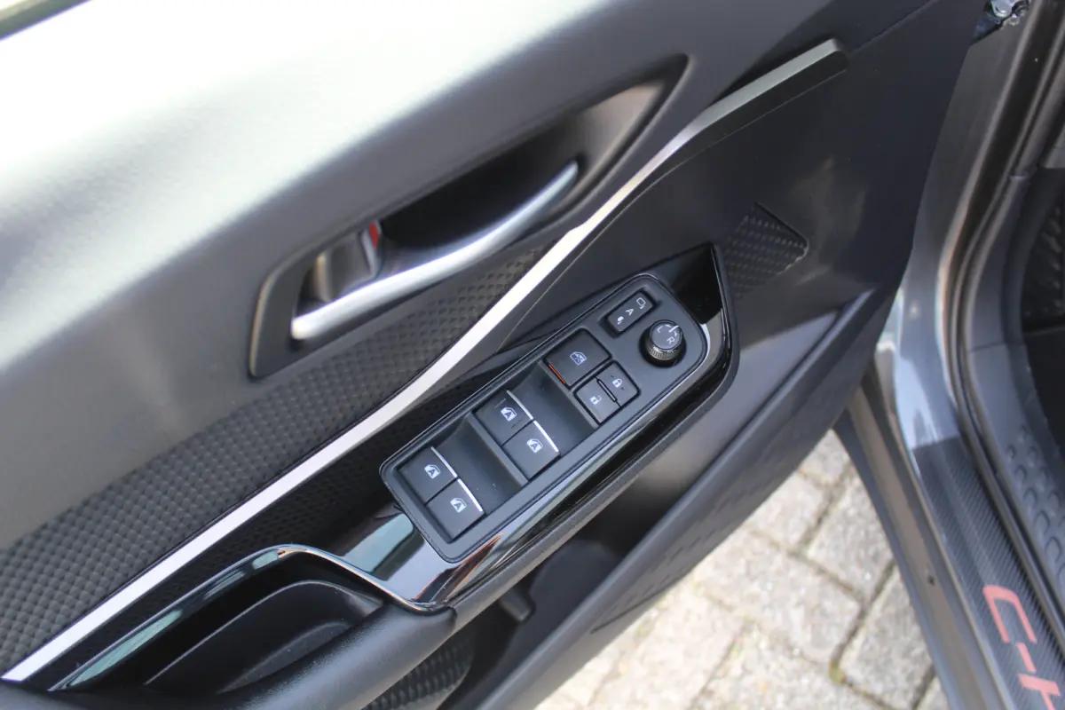 1.8 Hybrid Executive Trekhaak l Stoelverwaming l Dodehoekdetectie l Adaptief cruise control l Keyless entry l  Keyless start l airco automatisch l