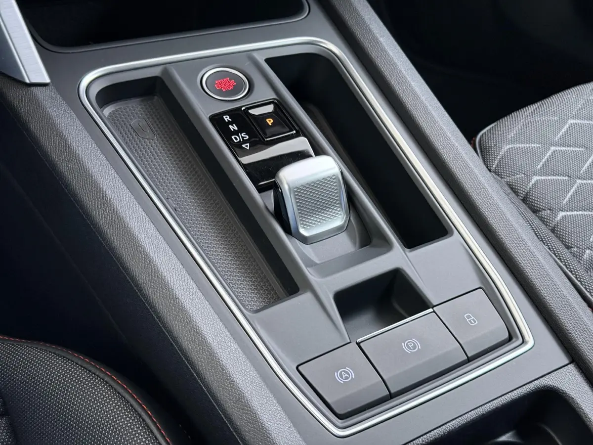 1.5 eTSI FR VAN:22.900,- VOOR:19.877,- UW HERFSTVOORDEEL:3.023,- 150PK | STOEL + STUURVERWARMING |ACHTERUIT RIJ CAMERA | KEYLESS | DODEHOEK | APPLECARPLAY\AINDROID AUTO | TREKHAAK | RIJKLAAR