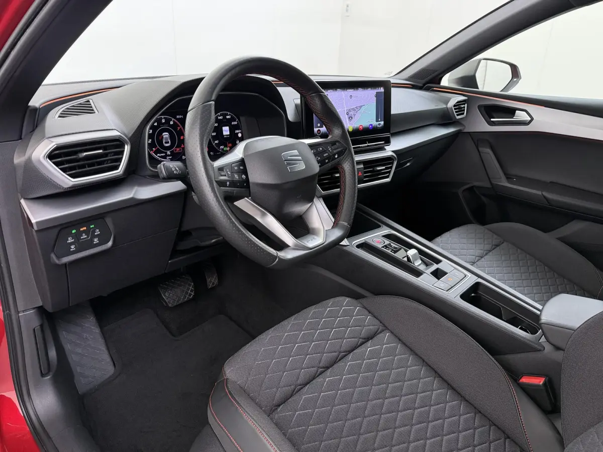 1.5 eTSI FR VAN:22.900,- VOOR:19.877,- UW HERFSTVOORDEEL:3.023,- 150PK | STOEL + STUURVERWARMING |ACHTERUIT RIJ CAMERA | KEYLESS | DODEHOEK | APPLECARPLAY\AINDROID AUTO | TREKHAAK | RIJKLAAR