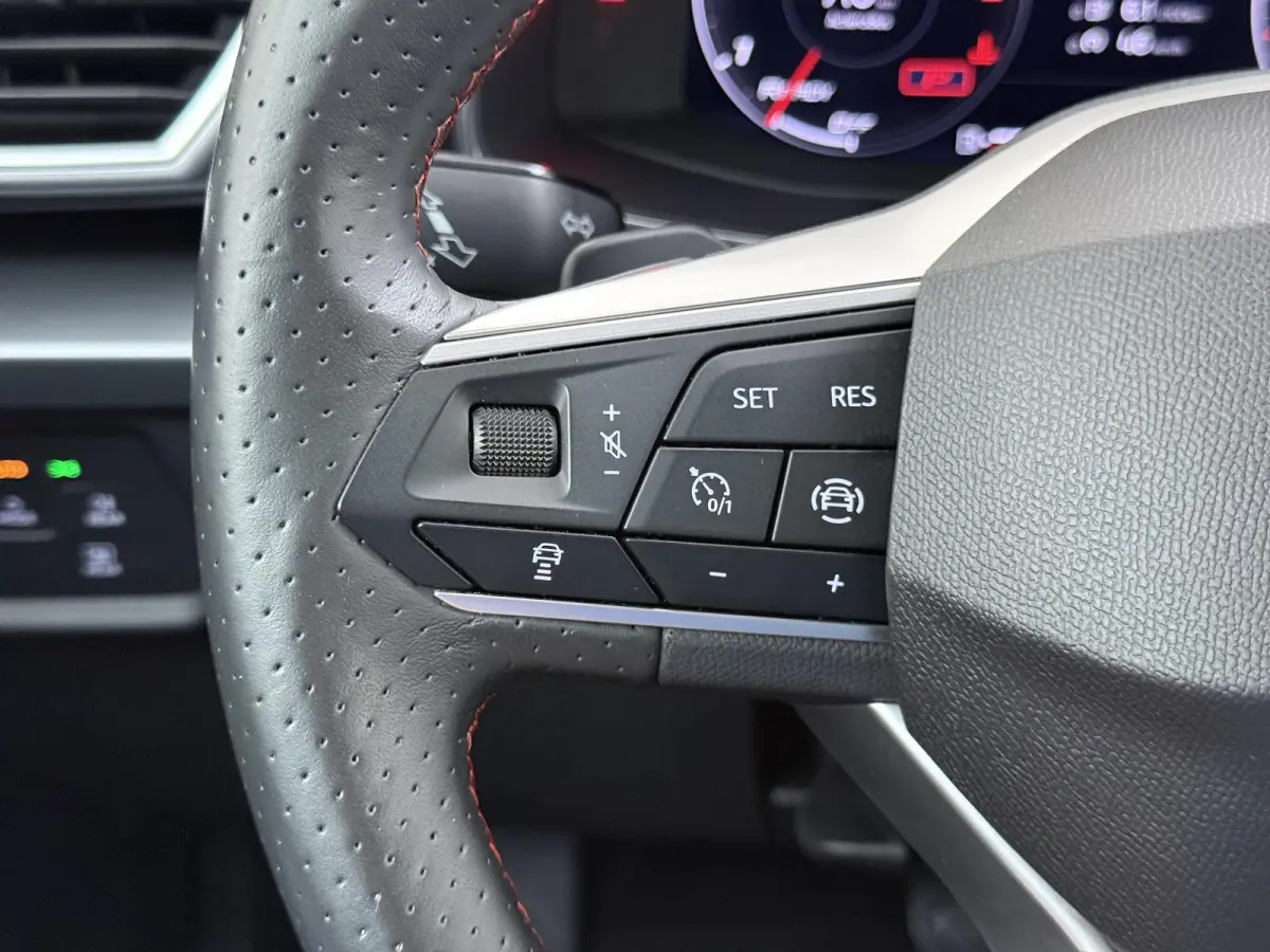 1.5 eTSI FR VAN:22.900,- VOOR:19.877,- UW HERFSTVOORDEEL:3.023,- 150PK | STOEL + STUURVERWARMING |ACHTERUIT RIJ CAMERA | KEYLESS | DODEHOEK | APPLECARPLAY\AINDROID AUTO | TREKHAAK | RIJKLAAR
