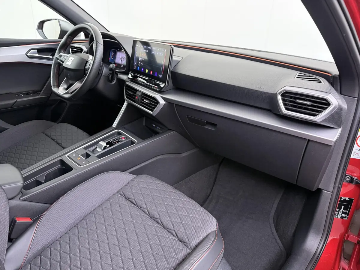 1.5 eTSI FR VAN:22.900,- VOOR:19.877,- UW HERFSTVOORDEEL:3.023,- 150PK | STOEL + STUURVERWARMING |ACHTERUIT RIJ CAMERA | KEYLESS | DODEHOEK | APPLECARPLAY\AINDROID AUTO | TREKHAAK | RIJKLAAR