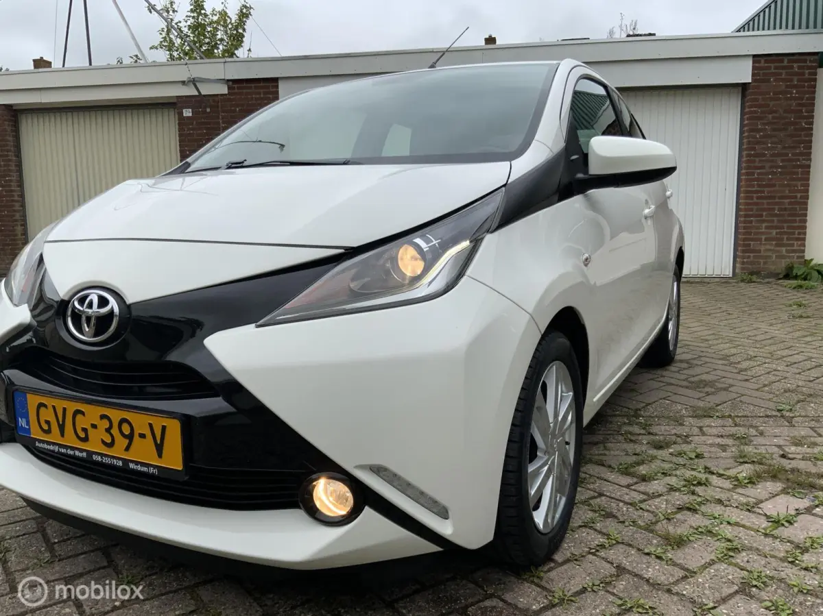 1.0 VVT-i x-play,CarPlay,Airco,Camera,Lmvelgen,Led,Automaat
