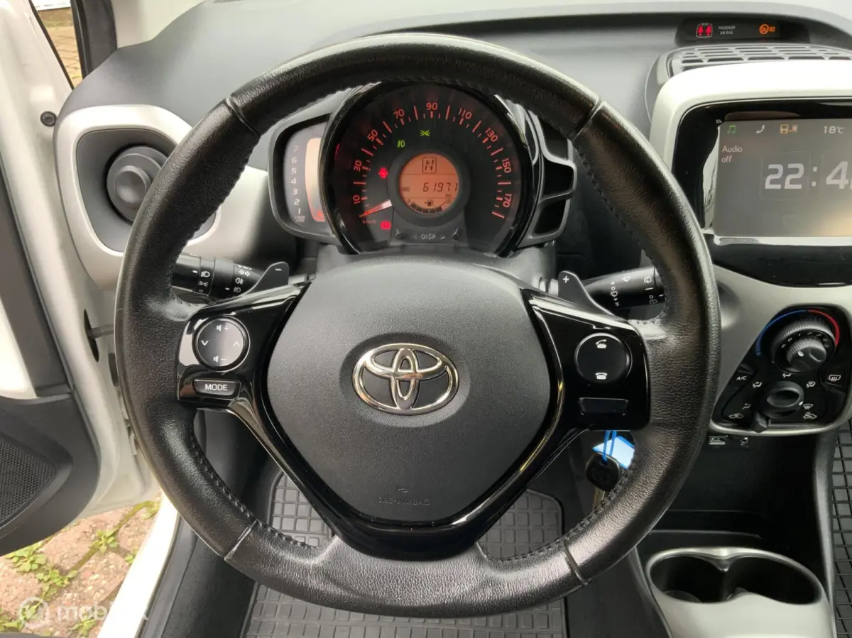 1.0 VVT-i x-play,CarPlay,Airco,Camera,Lmvelgen,Led,Automaat