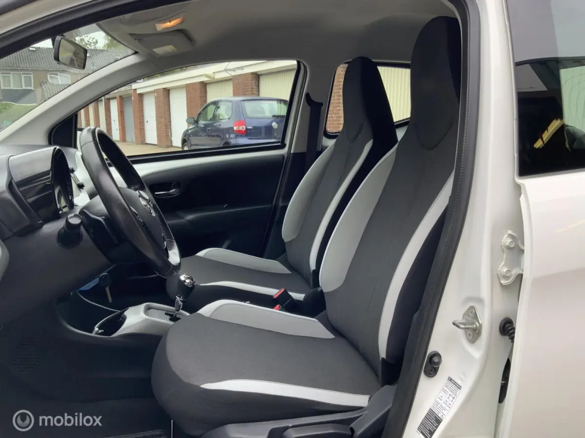 1.0 VVT-i x-play,CarPlay,Airco,Camera,Lmvelgen,Led,Automaat