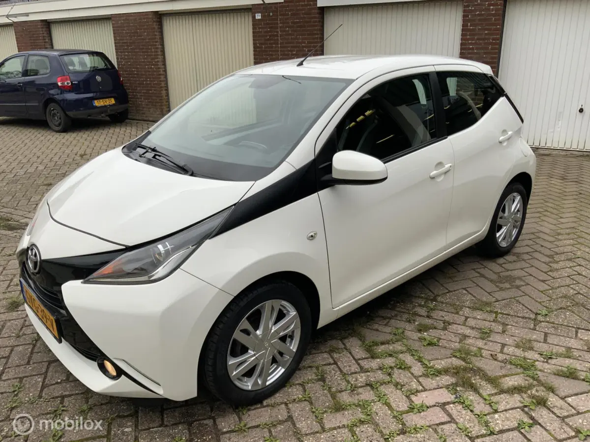 1.0 VVT-i x-play,CarPlay,Airco,Camera,Lmvelgen,Led,Automaat