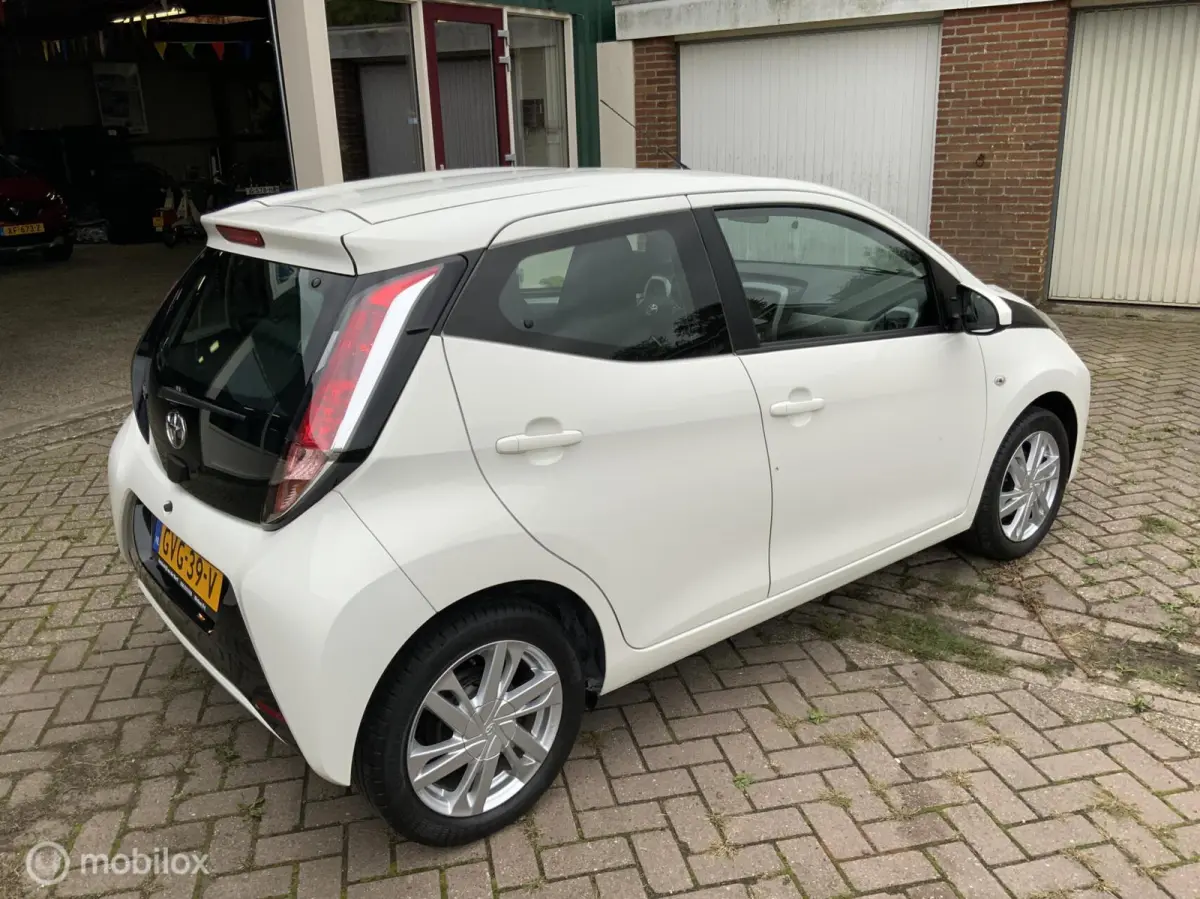 1.0 VVT-i x-play,CarPlay,Airco,Camera,Lmvelgen,Led,Automaat
