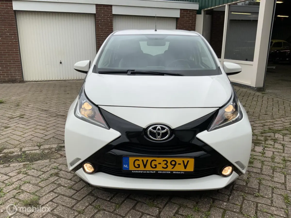 1.0 VVT-i x-play,CarPlay,Airco,Camera,Lmvelgen,Led,Automaat