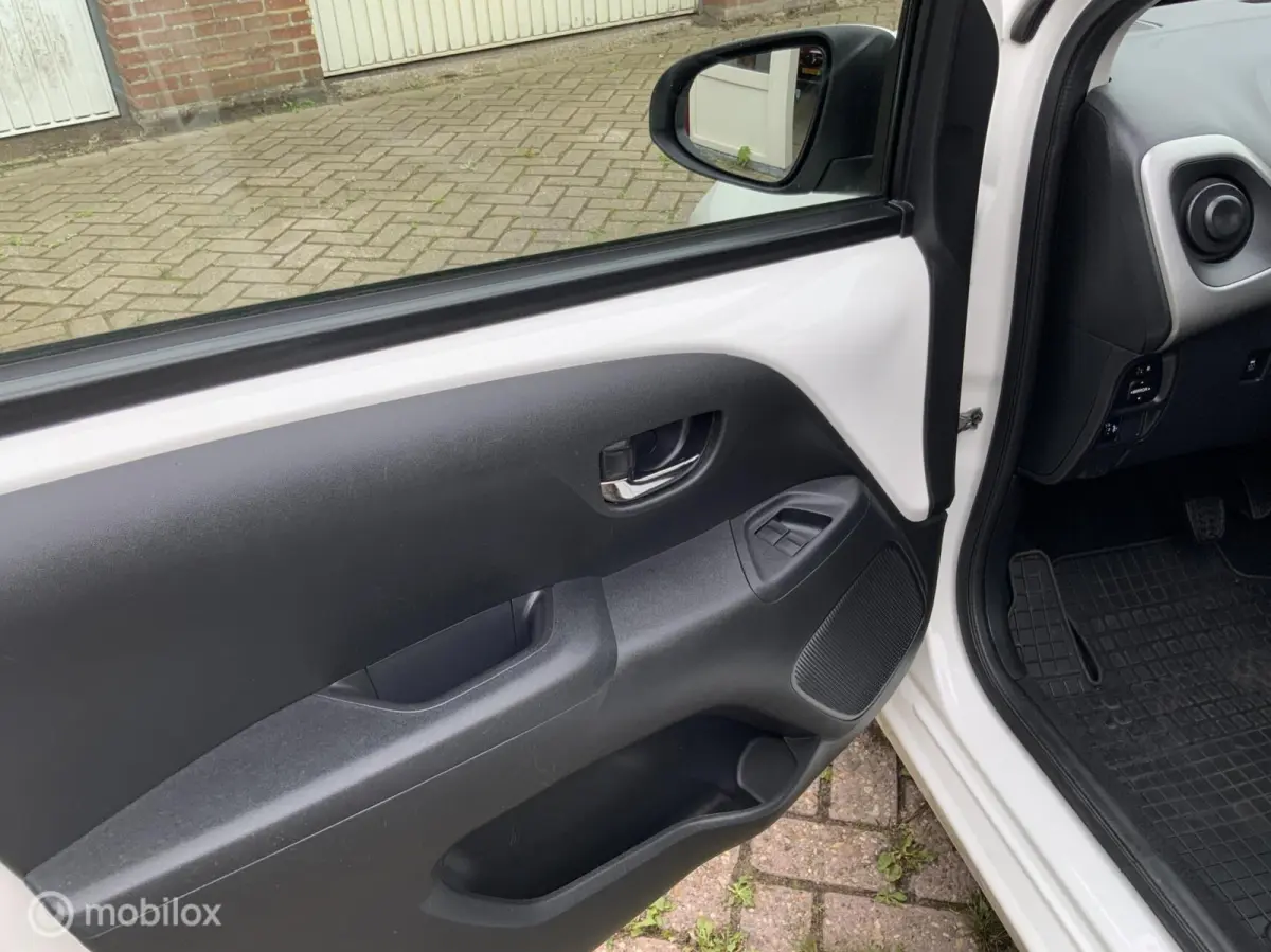 1.0 VVT-i x-play,CarPlay,Airco,Camera,Lmvelgen,Led,Automaat