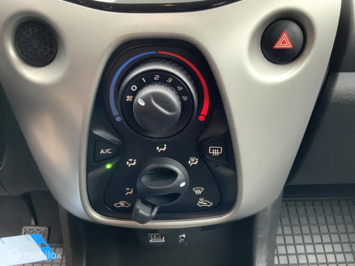 1.0 VVT-i x-play,CarPlay,Airco,Camera,Lmvelgen,Led,Automaat