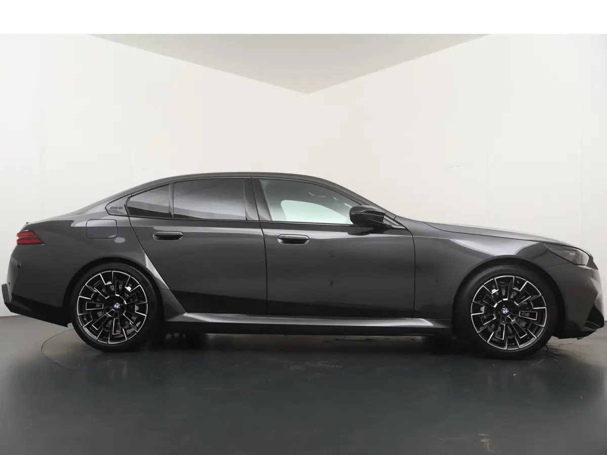 M5 | M Drivers Pack | Driving Assistant Professional | Comfort Pack | Parking Assistant Professional |