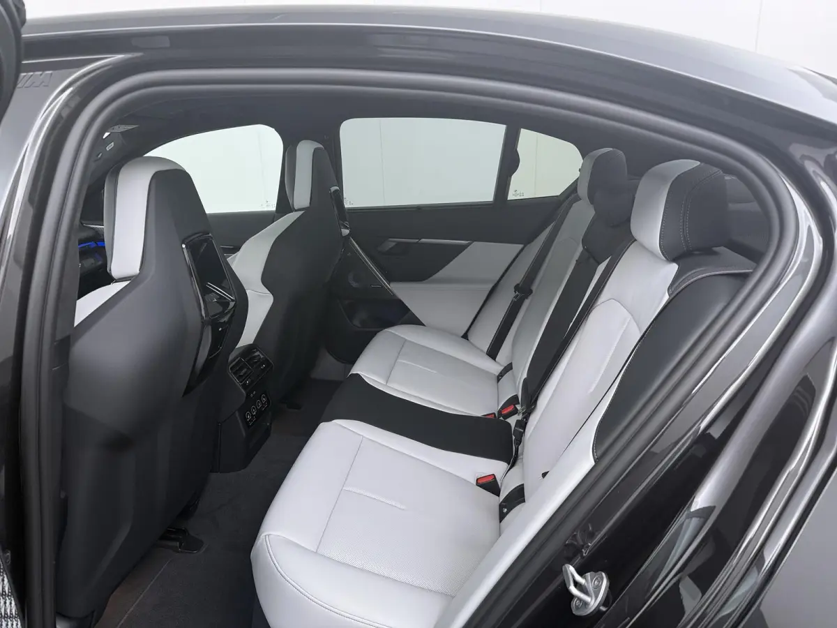 M5 | M Drivers Pack | Driving Assistant Professional | Comfort Pack | Parking Assistant Professional |