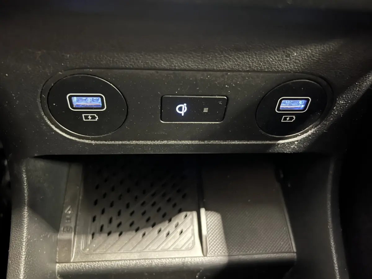 Connect+ 73kWh Afn. Trekhaak | Navigatie/Android/Apple Carplay | LM Velgen 19" | Voorstoelen Verwarmd | Cruise Control Adaptief | Lederen Bekleding | Warmtepomp | Airco |