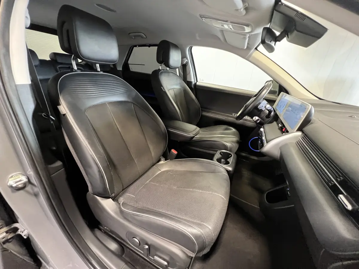 Connect+ 73kWh Afn. Trekhaak | Navigatie/Android/Apple Carplay | LM Velgen 19" | Voorstoelen Verwarmd | Cruise Control Adaptief | Lederen Bekleding | Warmtepomp | Airco |