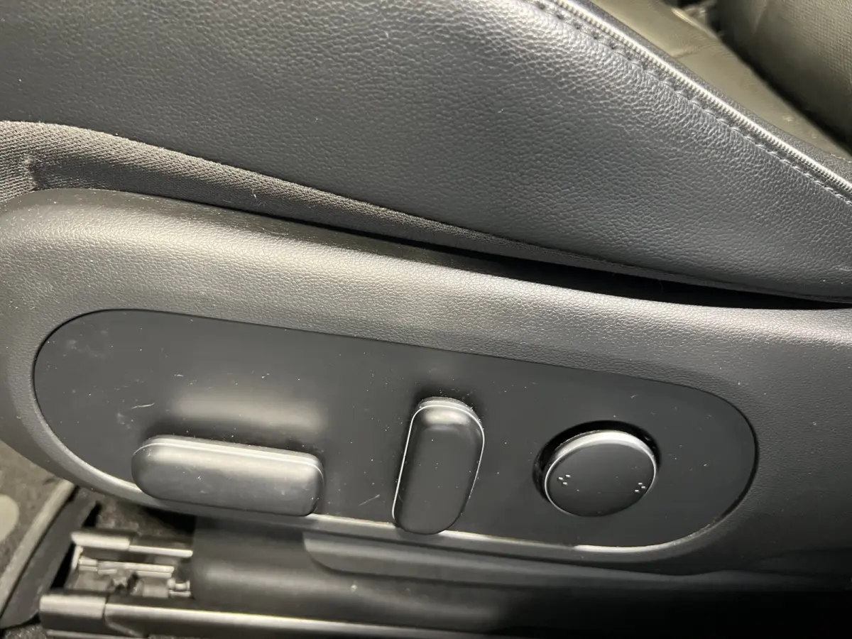 Connect+ 73kWh Afn. Trekhaak | Navigatie/Android/Apple Carplay | LM Velgen 19" | Voorstoelen Verwarmd | Cruise Control Adaptief | Lederen Bekleding | Warmtepomp | Airco |