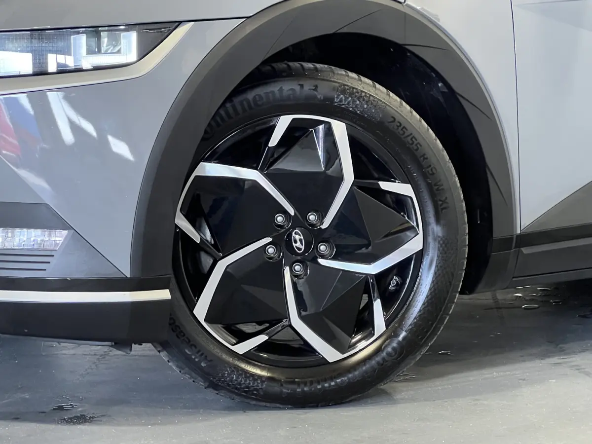 Connect+ 73kWh Afn. Trekhaak | Navigatie/Android/Apple Carplay | LM Velgen 19" | Voorstoelen Verwarmd | Cruise Control Adaptief | Lederen Bekleding | Warmtepomp | Airco |
