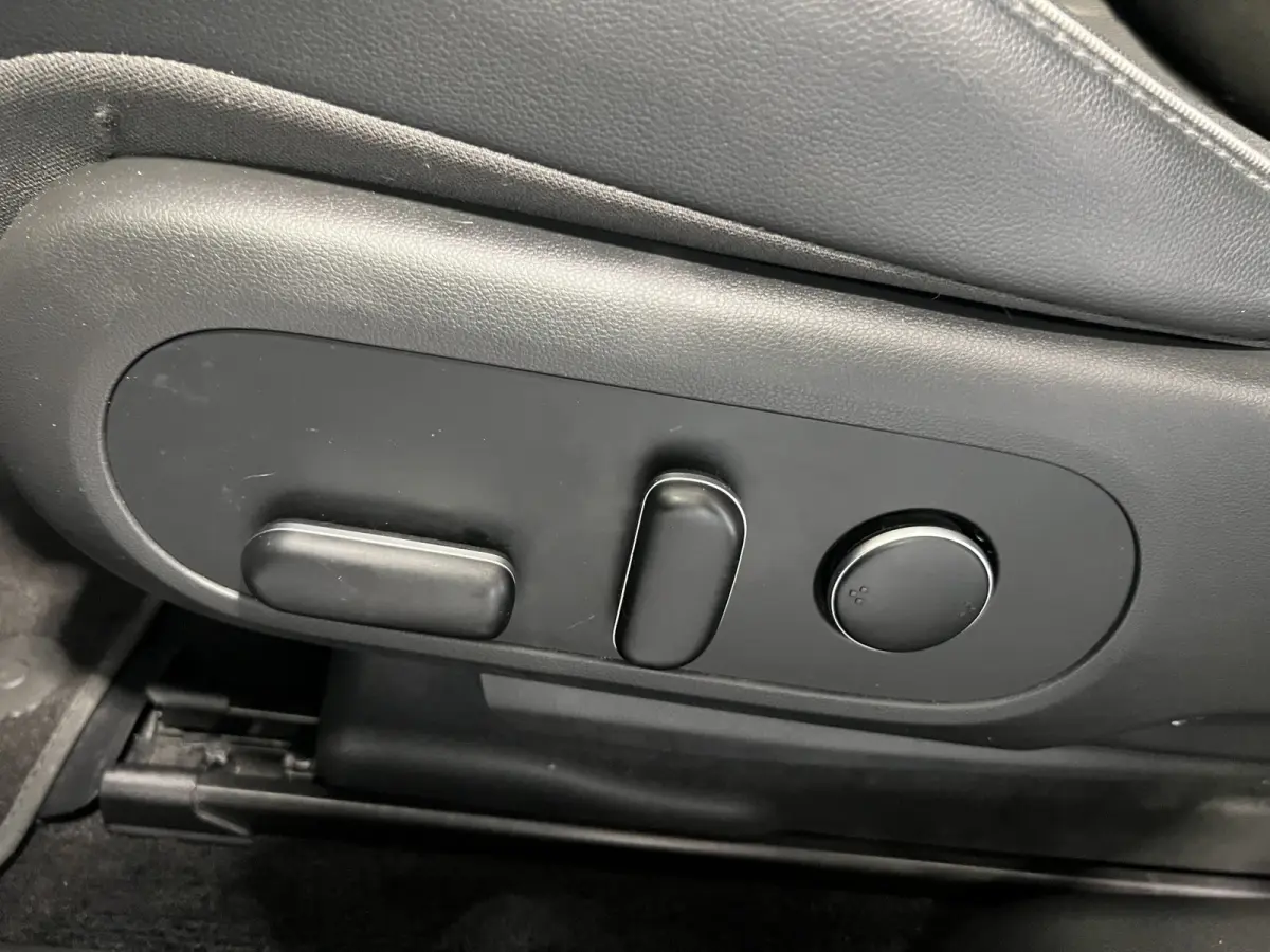 Connect+ 73kWh Afn. Trekhaak | Navigatie/Android/Apple Carplay | LM Velgen 19" | Voorstoelen Verwarmd | Cruise Control Adaptief | Lederen Bekleding | Warmtepomp | Airco |