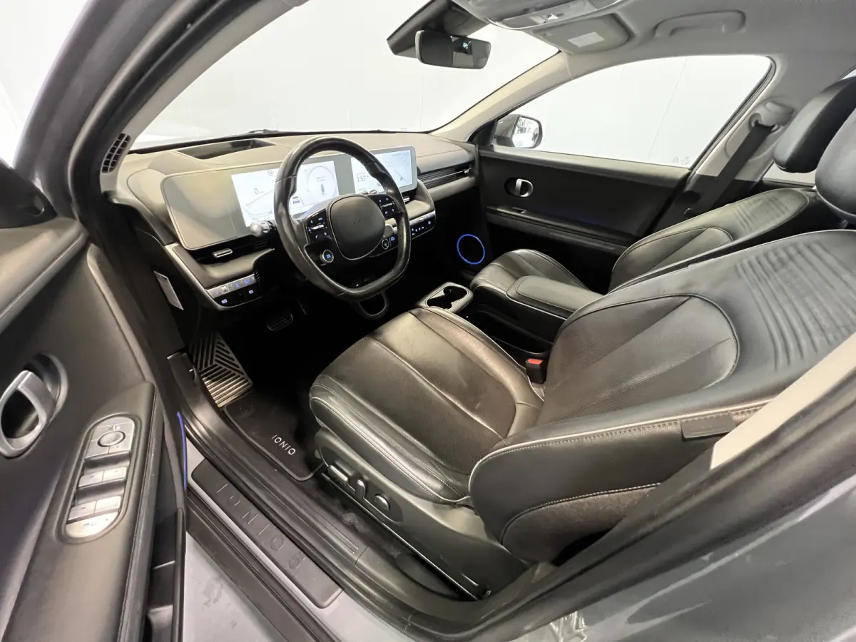 Connect+ 73kWh Afn. Trekhaak | Navigatie/Android/Apple Carplay | LM Velgen 19" | Voorstoelen Verwarmd | Cruise Control Adaptief | Lederen Bekleding | Warmtepomp | Airco |