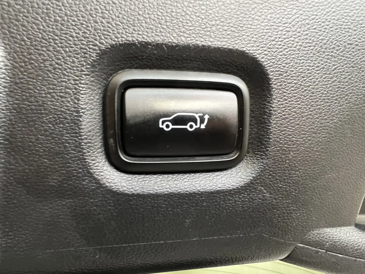 Connect+ 73kWh Afn. Trekhaak | Navigatie/Android/Apple Carplay | LM Velgen 19" | Voorstoelen Verwarmd | Cruise Control Adaptief | Lederen Bekleding | Warmtepomp | Airco |