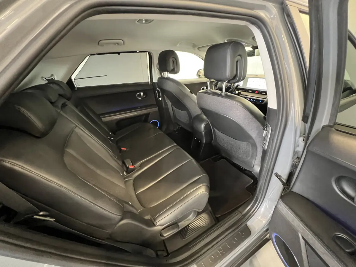 Connect+ 73kWh Afn. Trekhaak | Navigatie/Android/Apple Carplay | LM Velgen 19" | Voorstoelen Verwarmd | Cruise Control Adaptief | Lederen Bekleding | Warmtepomp | Airco |