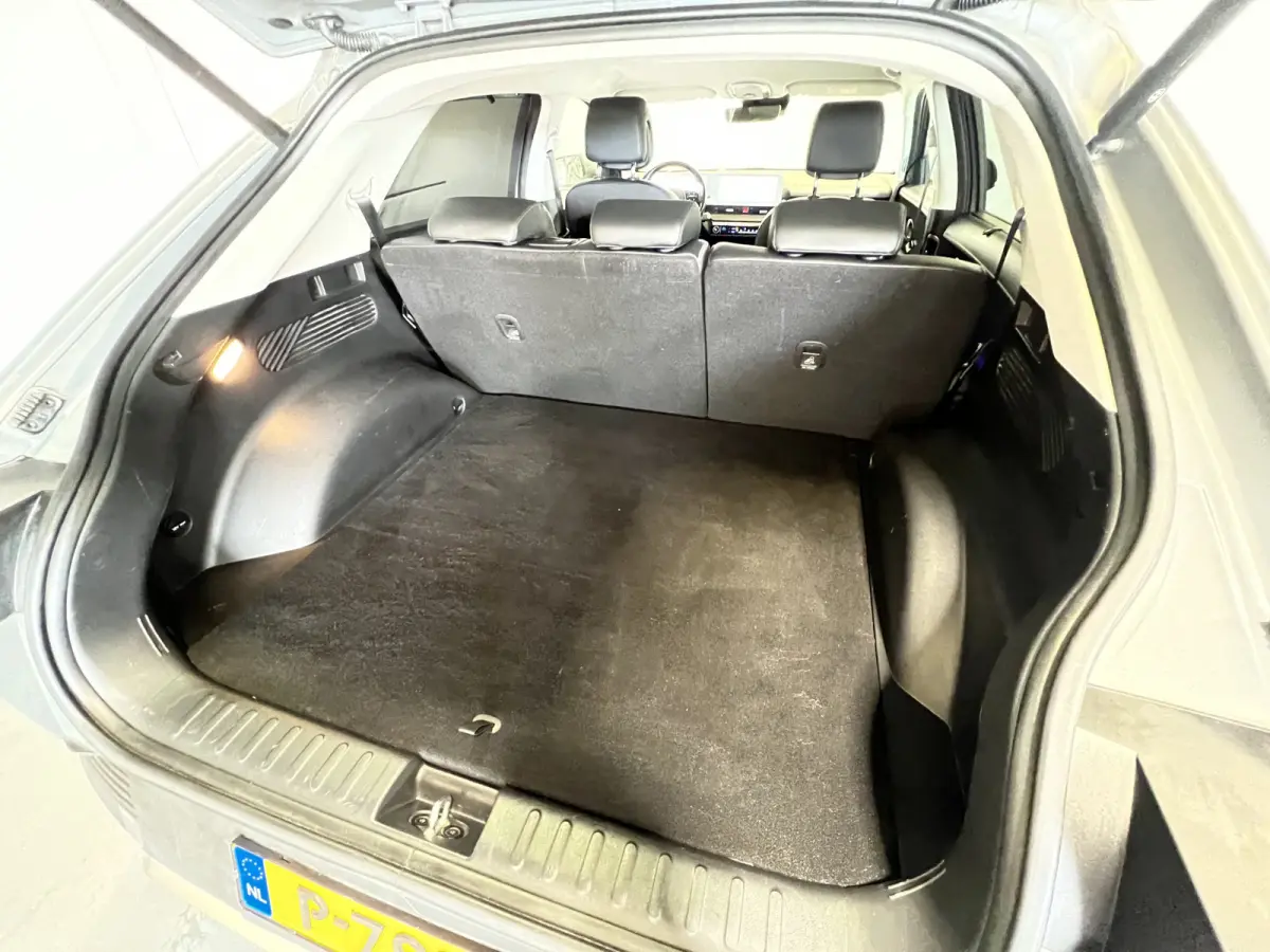 Connect+ 73kWh Afn. Trekhaak | Navigatie/Android/Apple Carplay | LM Velgen 19" | Voorstoelen Verwarmd | Cruise Control Adaptief | Lederen Bekleding | Warmtepomp | Airco |