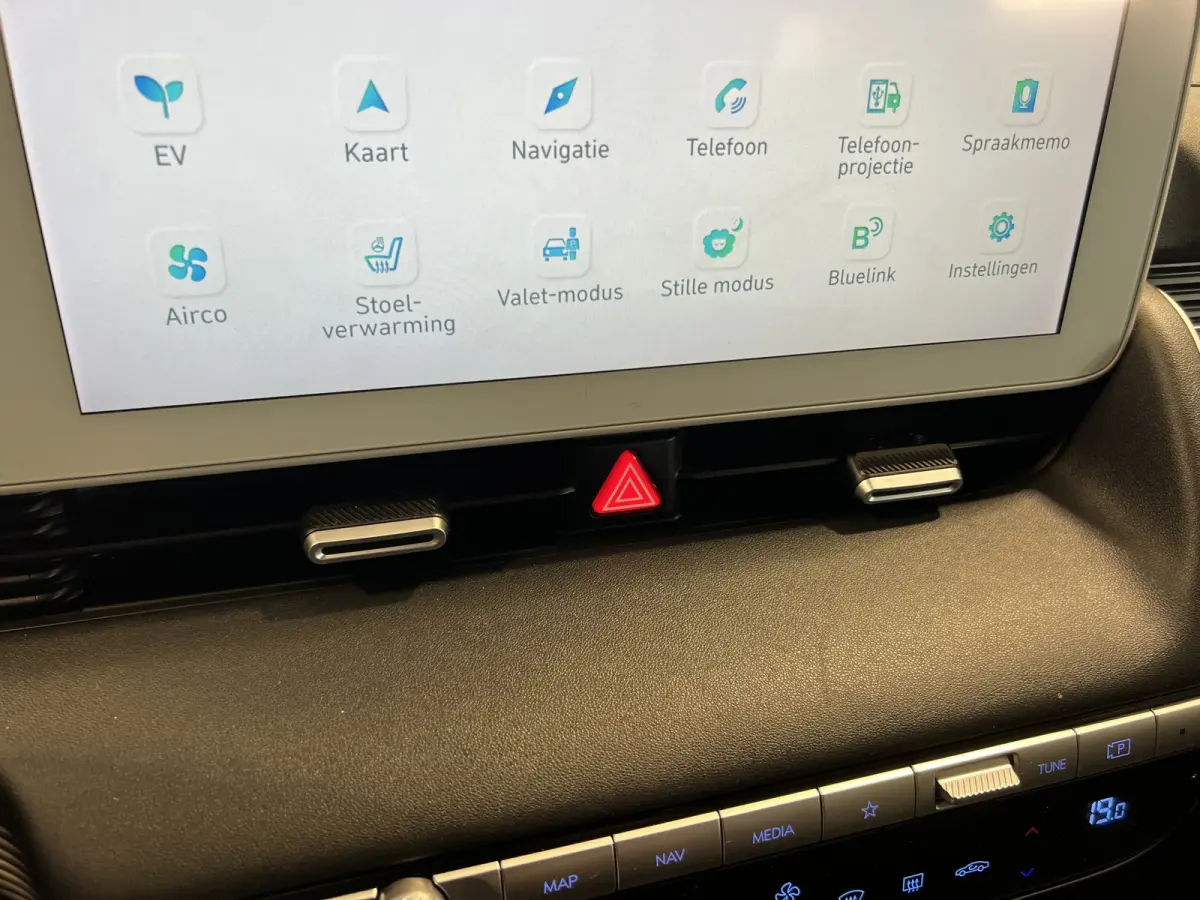 Connect+ 73kWh Afn. Trekhaak | Navigatie/Android/Apple Carplay | LM Velgen 19" | Voorstoelen Verwarmd | Cruise Control Adaptief | Lederen Bekleding | Warmtepomp | Airco |
