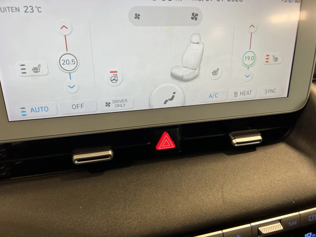 Connect+ 73kWh Afn. Trekhaak | Navigatie/Android/Apple Carplay | LM Velgen 19" | Voorstoelen Verwarmd | Cruise Control Adaptief | Lederen Bekleding | Warmtepomp | Airco |