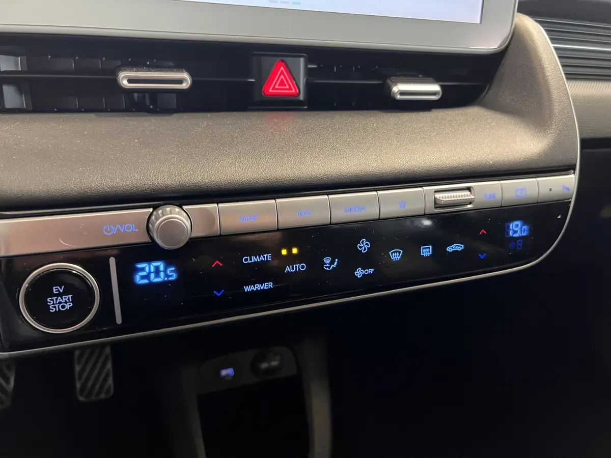 Connect+ 73kWh Afn. Trekhaak | Navigatie/Android/Apple Carplay | LM Velgen 19" | Voorstoelen Verwarmd | Cruise Control Adaptief | Lederen Bekleding | Warmtepomp | Airco |